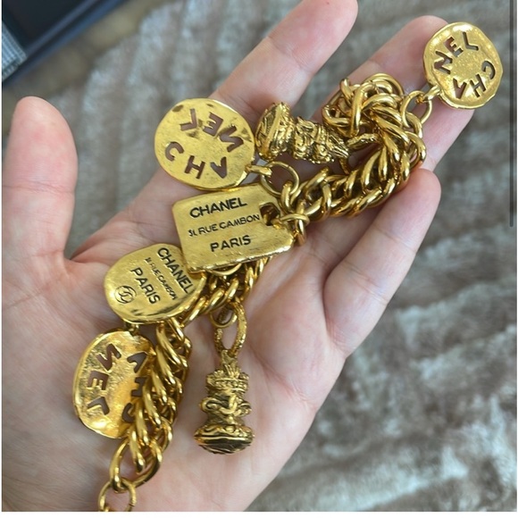 CHANEL VINTAGE GOLD Rare Charms Chain bracelet Retails: $2,900 Size: OS - Picture 4 of 9